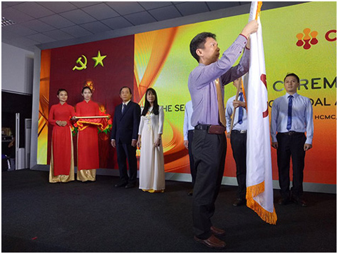 Ông Nguyễn Việt Dũng, Giám đốc Sở KH&CN TP.HCM trao Huân chương Lao động Hạng Nhì của Chủ tịch nước cho tập thể CASE